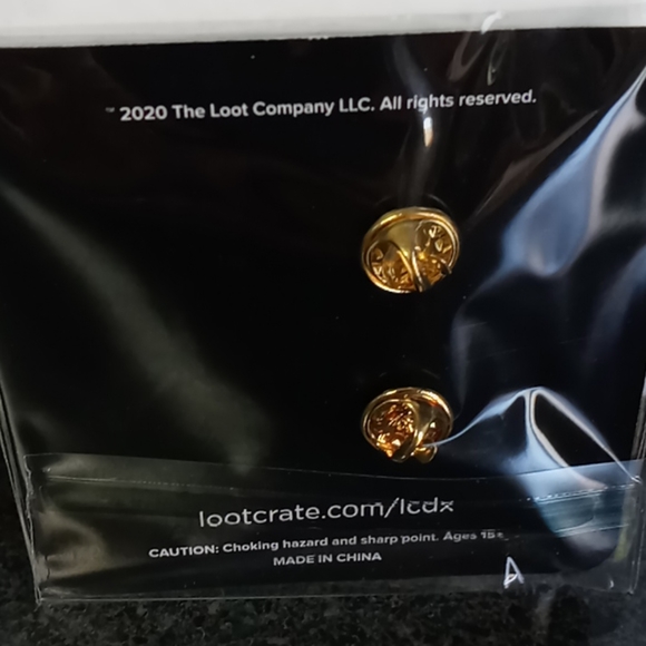 NIP Blackbird Escapes Cage Pin - Picture 3 of 3